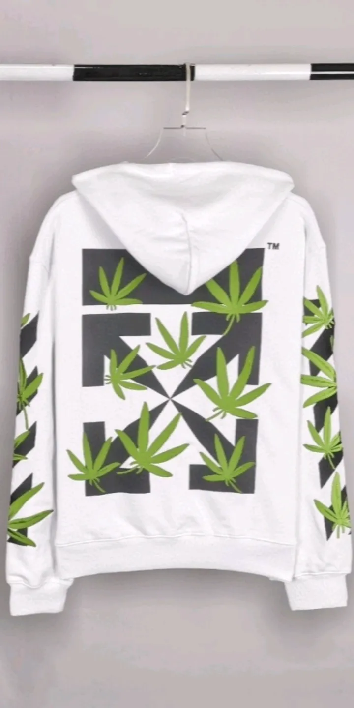 Real shot of the video——[New model] 22SS top version OFFWHITE OW lucky leaf embroidery print same fashion brand pure cotton loose autumn and winter hooded sweatshirt for male and female couples. This year’s environmentally friendly series is indeed a bit interesting, all centered around plants. The combination of lucky leaves and arrows has a slightly fresh and artistic style. The front panel printing uses Tajima embroidery printing and superimposed embroidery technology, with a yellow background, a second layer of blue, and the last layer is purple OFF. The embroidery is raised and has a tactile feel. The arrows on the back are made using imported glue technology and then put on the embroidery machine. The printing is realistic and full. Ye Jing's expression is very obvious. Customized three-label auxiliary materials to perfectly restore ZP.  Color: black and white Size: XS-L P:430